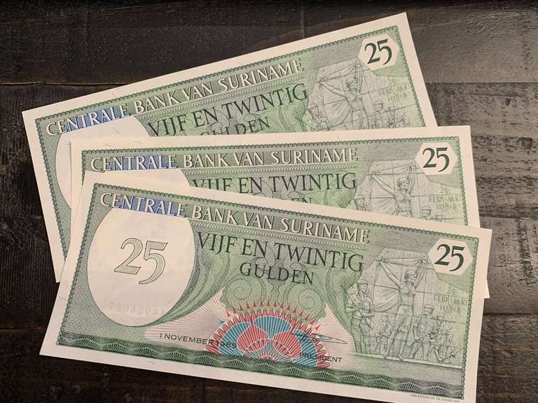 THREE 1985 SURINAME 25 GULDEN BANKNOTES (APPEAR TO BE UNCIRCULATED) image