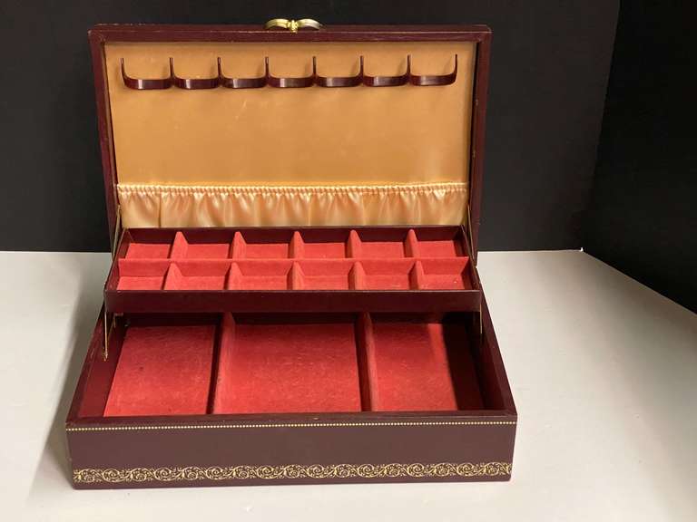 Jewelry box, the front edge is scuffed, and there is spilled paint on the back side, see pictures for details. image