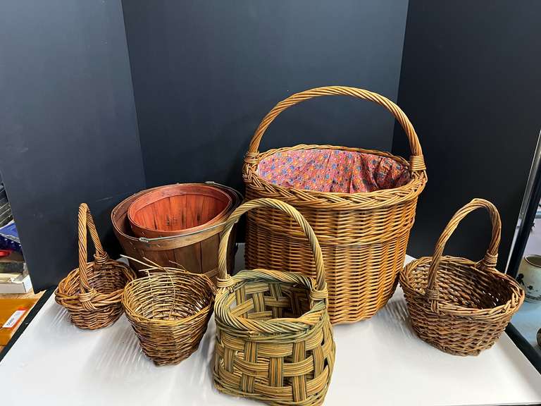 Basket assortment, includes a large, lined basket, see pictures for details. image