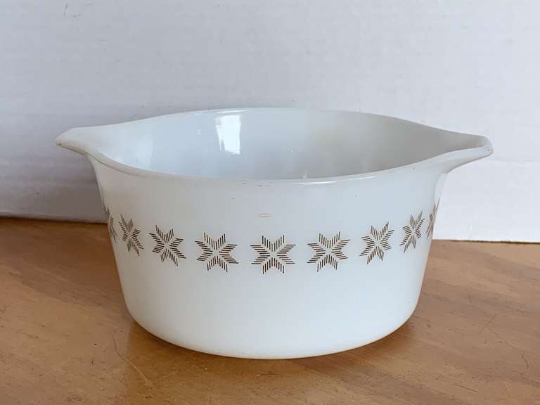 VINTAGE 1QT PYREX 2 SPOUT BOWL "CROSS STITCH STARS" image
