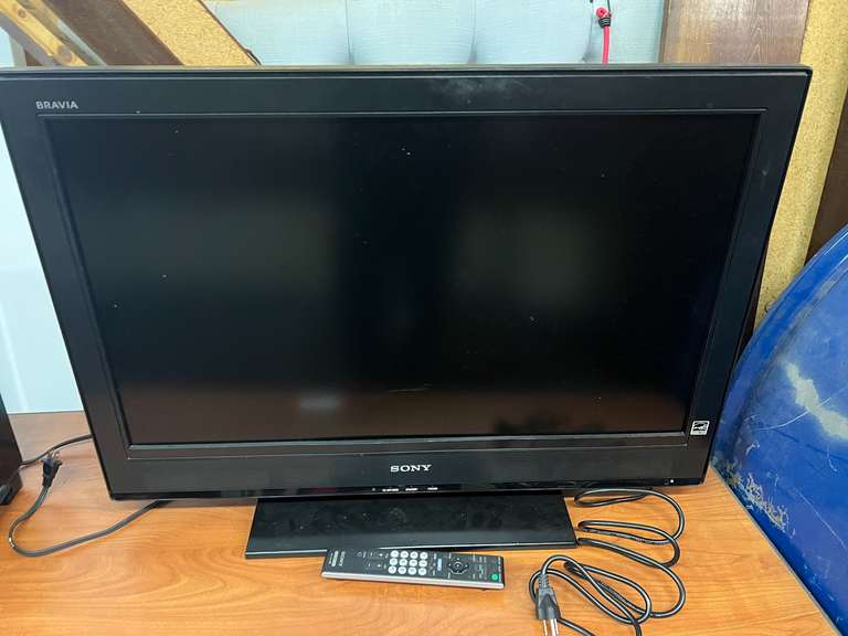 Sony Bravia 32” TV with remote, powers up, see pictures for details. image
