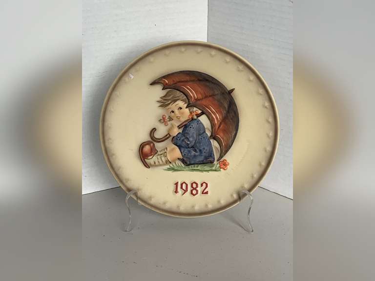 1982 M.J. HUMMEL/GOEBEL COLLECTIBLE PLATE - 12TH IN THE SERIES "GIRL WITH UMBRELLA" 7 1/2" ROUND W/ STAND image