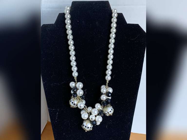 CHUNKY WHITE FAUX PEARL/BLACK FACETED BEADED NECKLACE 18" LONG - CHECKOUT image
