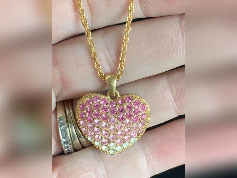 VINTAGE AVON PINK RHINESTONE PUFFY HEART PENDANT ON GOLD TONE CHAIN 16" LONG - CHECKOUT image