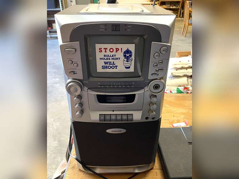 Craig CD graphics karaoke system, powers up, see pictures for details. image