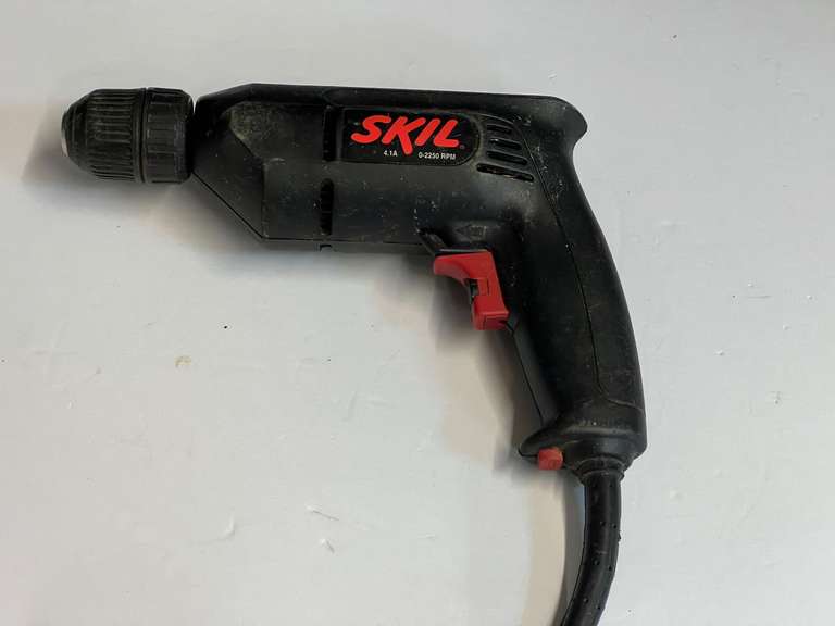 Skil 3/8” electric drill, powers up, see pictures for details. image