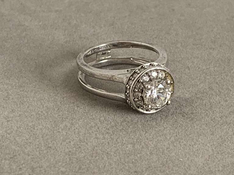 925 STERLING BAND W/ CIRCLE OF DIAMONDS AROUND NICE CZ CENTER STONE SIZE 6 3/4 (5.55 GRAMS) - CHECKOUT image