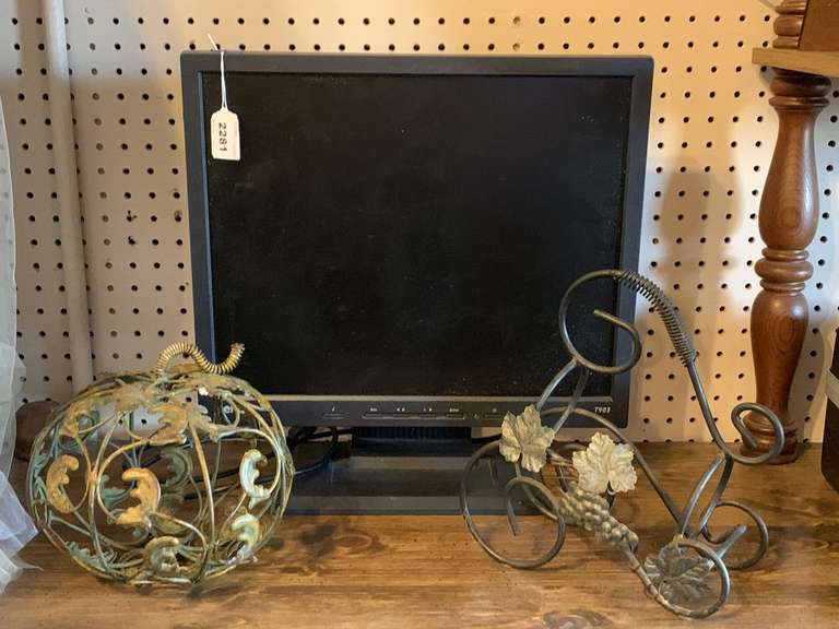 18" BENQ FLAT SCREEN TV, METAL DECORATIVE PUMPKIN & METAL DECORATIVE WINE BOTTLE HOLDER image