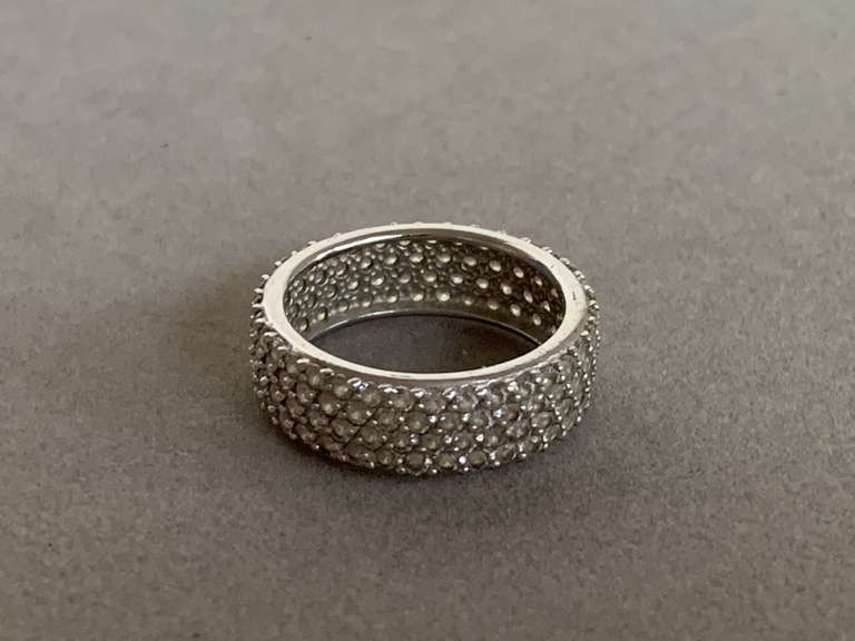 925 STERLING SILVER BAND WITH CZ'S (MISSING 1 STONE) SIZE 6 (3.42 GRAMS) - CHECKOUT image