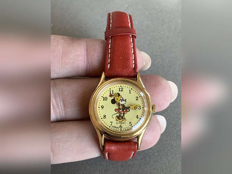 VINTAGE MINNIE MOUSE LORUS QUARTZ WATCH W/ LEATHER BAND - CHECKOUT image