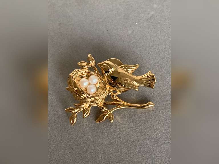 VINTAGE GOLD TONE BIRD PERCHED ON NEST OF FAUX PEARLS BROOCH - CHECKOUT image
