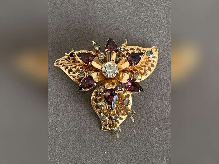 VINTAGE GOLD TONE FILIGREE BROOCH W/ PRONGED RHINESTONES - CHECKOUT image