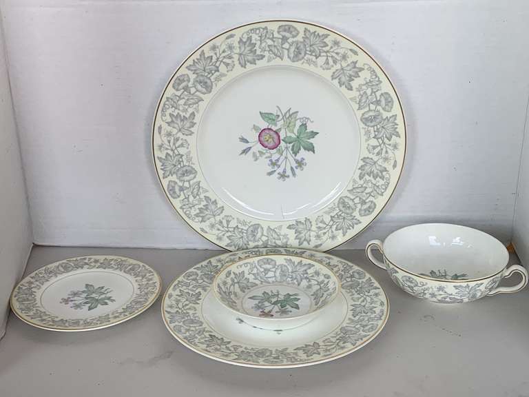 VINTAGE WEDGWOOD BONE CHINA "WILDFLOWER" MADE IN ENGLAND - 5 PIECE PLACE SETTING image