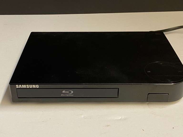 Samsung Blu-ray disc player, see pictures for details. image