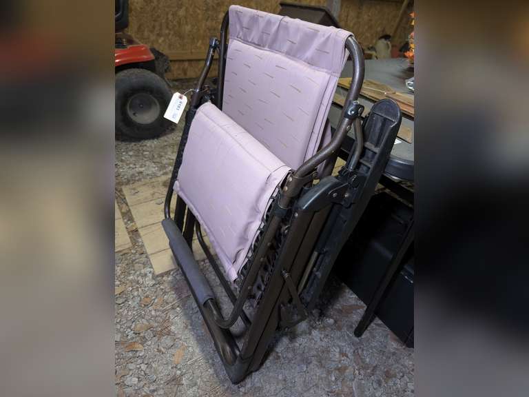FULLY RECLINING FOLDING OUTDOOR LOUNGE CHAIR image
