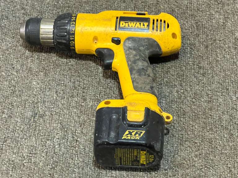 Dewalt 12 V cordless drill, working condition unknown, see pictures for details. image