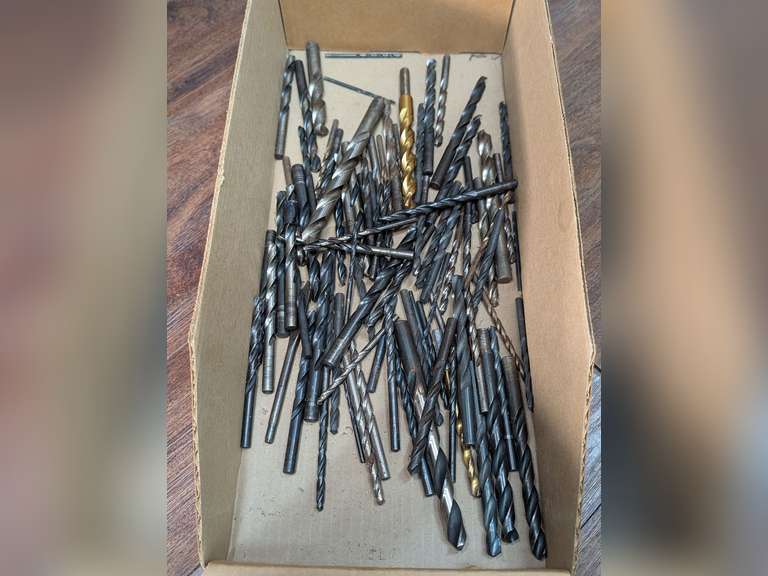 LARGE GROUP OF DRILL BITS IN VARIOUS SIZES image