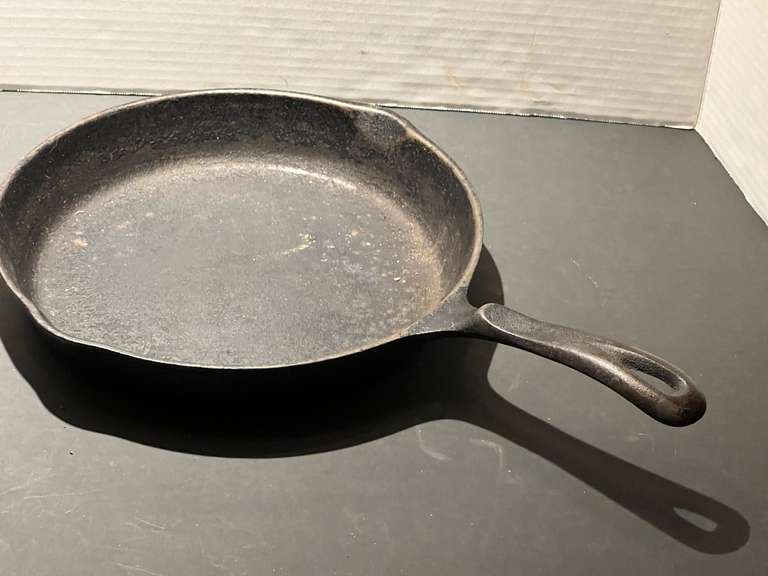 DR… Wagner‘s cast-iron skillet, see pictures for details. image
