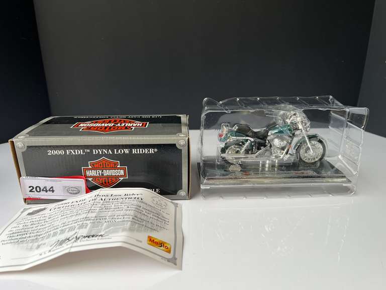 Garage…Maisto Harley Davidson diecast collectible, 1/18 scale, comes in original box, see pictures for details. image