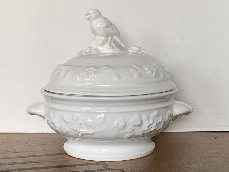 LARGE WHITE CERAMIC FRUTUOSO & FRUTUOSO COVERED VEGETABLE SERVER MADE IN PORTUGAL 10" TALL X 9 3/4" ROUND image