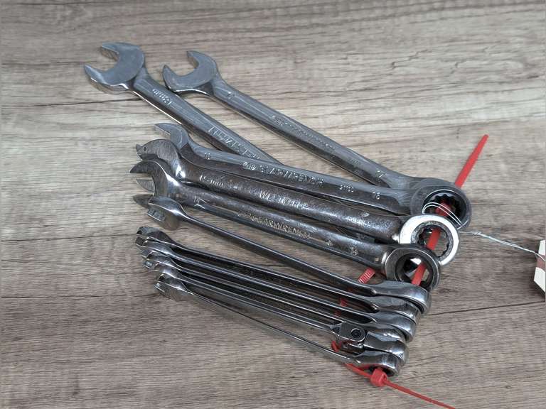 GEARWRENCH BRAND RATCHETING COMBINATION WRENCHES IN METRIC SIZES FROM 8 MM TO 18 MM image