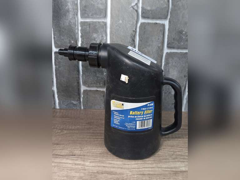 PLEWS LUBRIMATIC 2-QUART BATTERY FILLER WITH AUTOMATIC SHUT OFF image