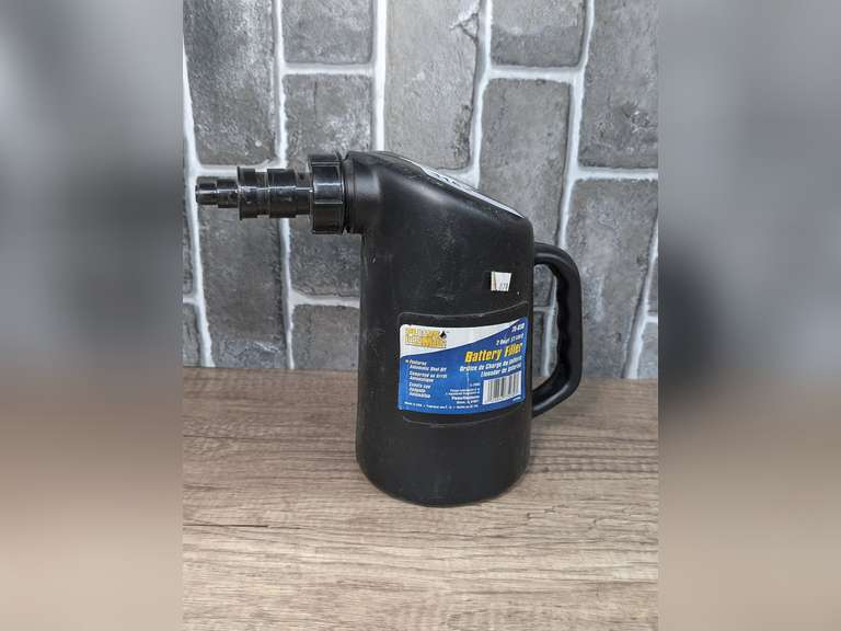 PLEWS LUBRIMATIC 2-QUART BATTERY FILLER WITH AUTOMATIC SHUT OFF image