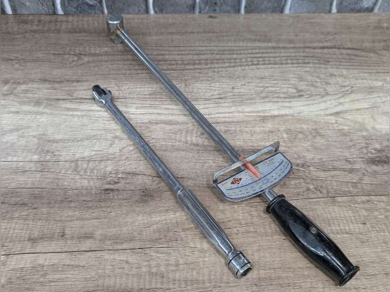 1/2-IN DRIVE TORQUE WRENCH AND 3/8-IN DRIVE BREAKER BAR image