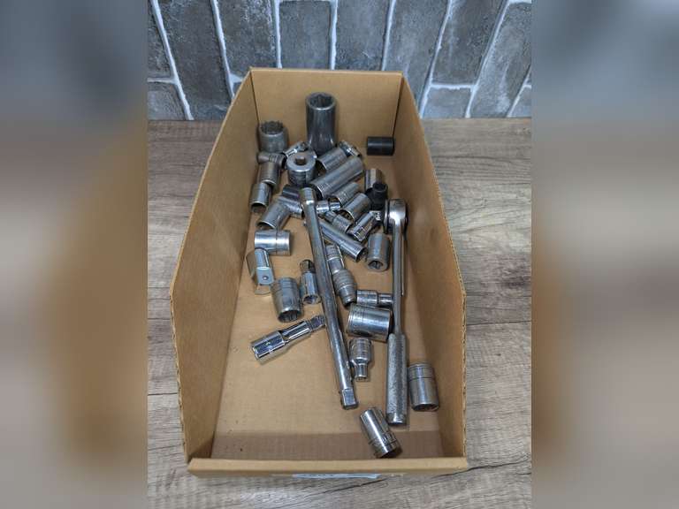 S-K BRAND MADE IN USA 1/2 IN DRIVE SOCKETS AND EXTENSIONS PLUS NAPA 1/2 IN DRIVE RATCHET image