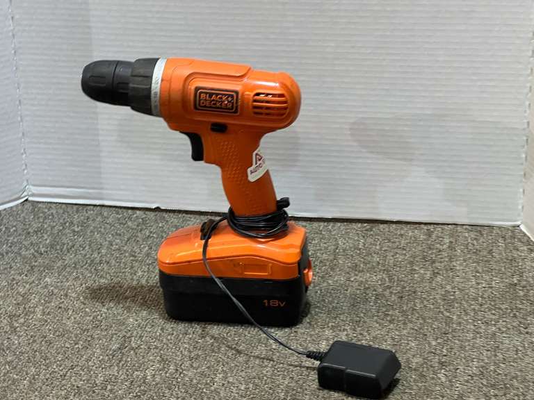 Black & Decker 18 V cordless drill with charger, working condition unknown, see pictures for details. image