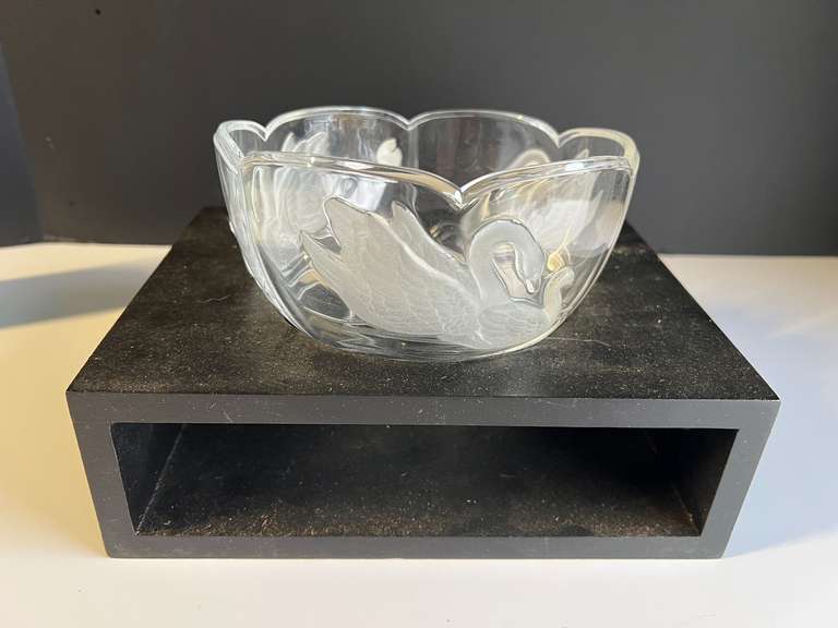Garage… Crystal centerpiece bowl with embossed and frosted swans, with stand, see pictures for details. image