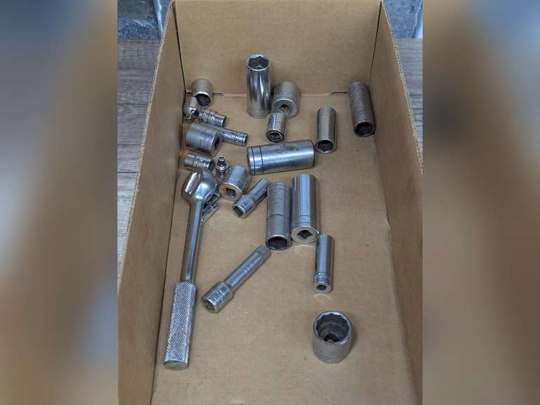 S-K BRAND MADE IN USA 3/8 AND 1/4 IN DRIVE SOCKETS AND RATCHET image