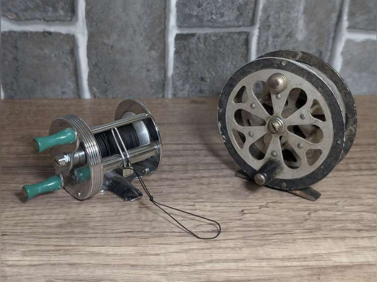 OLD JC HIGGINS 100 BAITCASTING REEL IN EXCELLENT CONDITION PLUS VINTAGE PFLUEGER SAL-TROUT SINGLE ACTION FLY REEL image