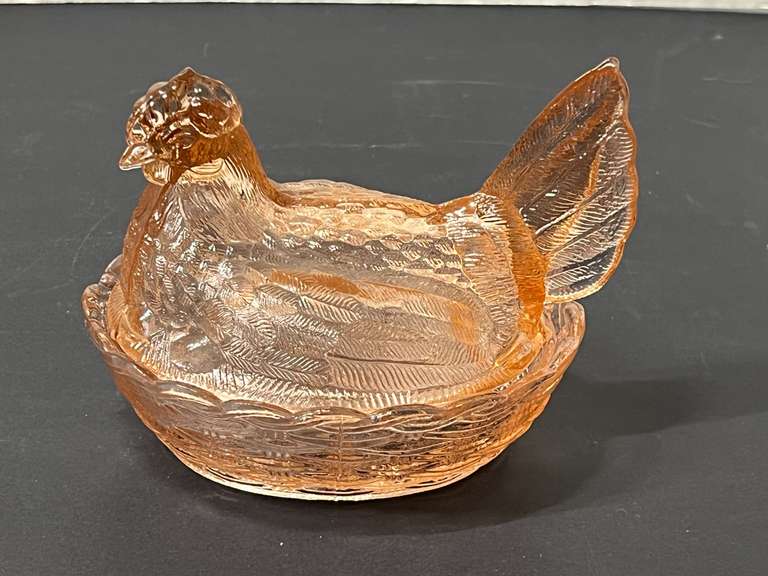 BR2… Vintage pink glass nesting hen, see pictures for details. image