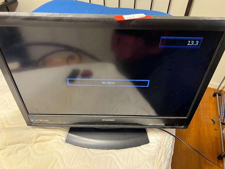 BR2… Sylvania 32“ monitor, powers up, see pictures for details. image