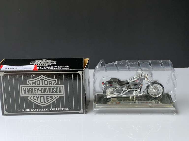 Garage…Maisto Harley Davidson diecast collectible, 1/18 scale, comes in original box, see pictures for details. image