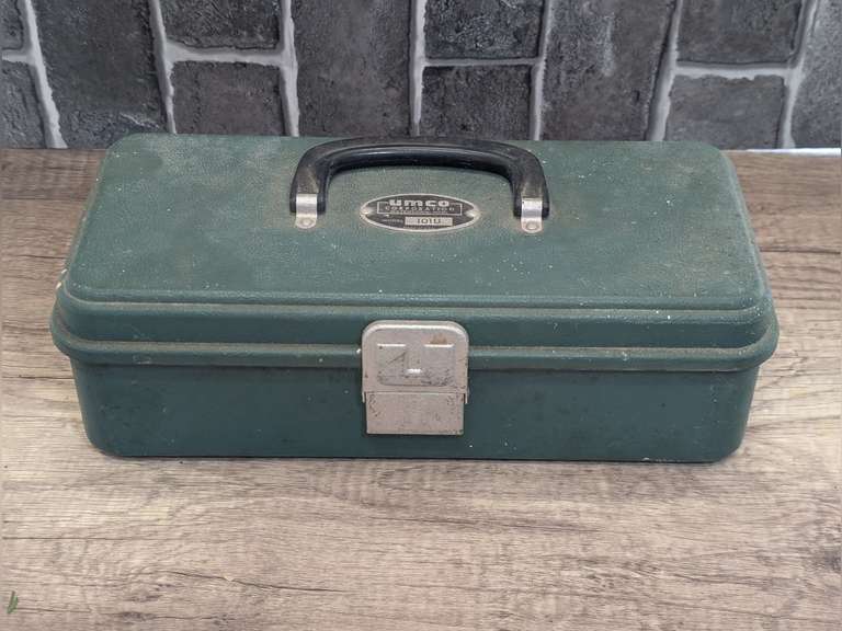 VINTAGE COMPACT UMCO TACKLE BOX AND HARDWARE INSIDE image