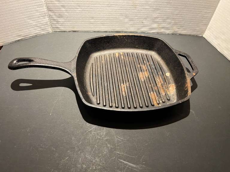 DR… Lodge square cast-iron grill pan, see pictures for details. image