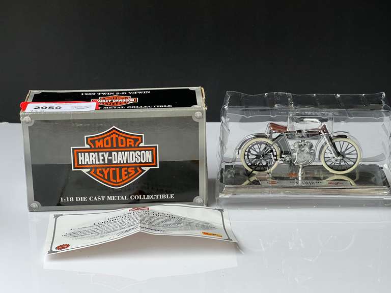 Garage…Maisto Harley Davidson diecast collectible, 1/18 scale, comes in original box, see pictures for details. image