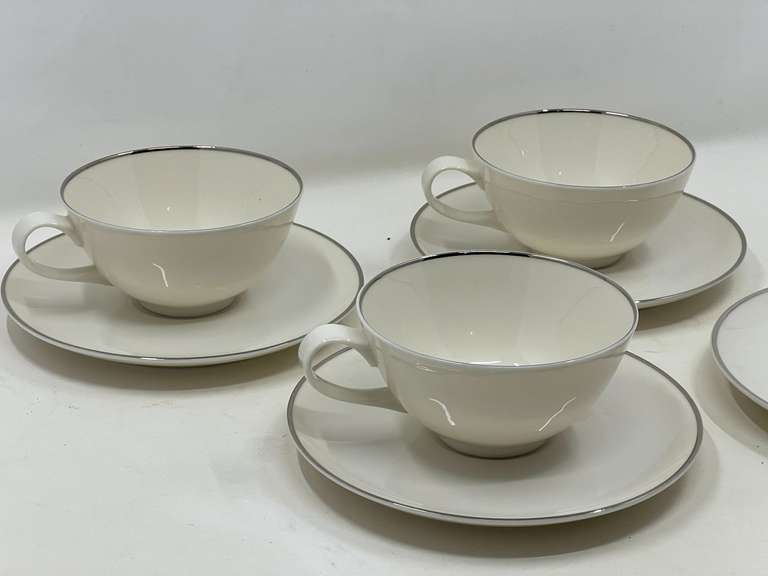 DR… Syracuse China, Chevy-Chase, with platinum trim, 7 pieces, comes with storage bag, see pictures for details.