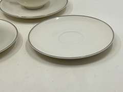 DR… Syracuse China, Chevy-Chase, with platinum trim, 7 pieces, comes with storage bag, see pictures for details.