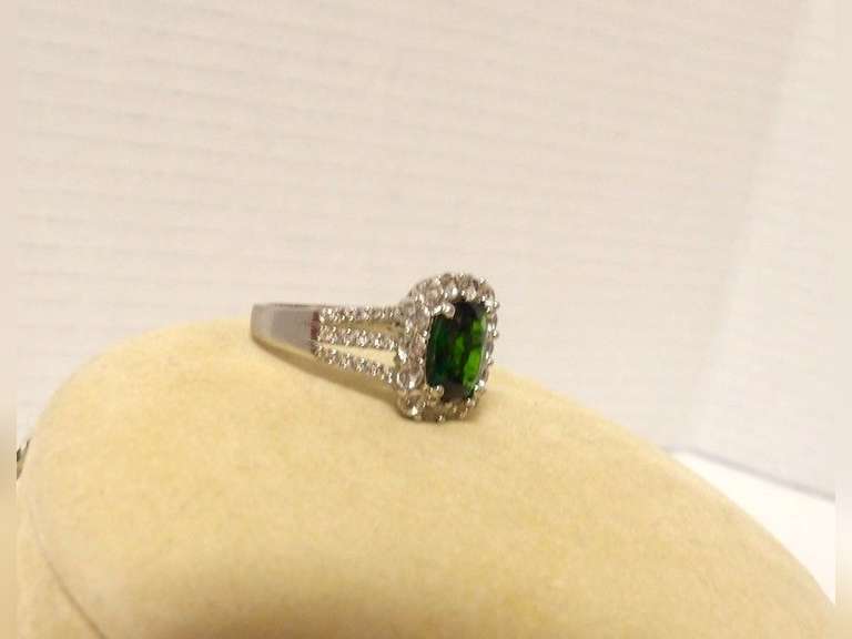 STERLING SILVER RING SIZE 8 WITH GREEN CHROME DIOPSIDE STONES AND CLEAR GEMSTONES MARKED 925 ￼