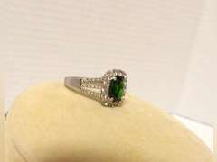 STERLING SILVER RING SIZE 8 WITH GREEN CHROME DIOPSIDE STONES AND CLEAR GEMSTONES MARKED 925 ￼