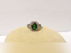 STERLING SILVER RING SIZE 8 WITH GREEN CHROME DIOPSIDE STONES AND CLEAR GEMSTONES MARKED 925 ￼