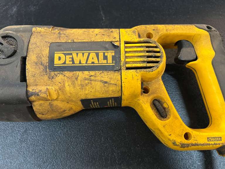 DeWalt DW310 VS reciprocating saw, powers up, see pictures for details.