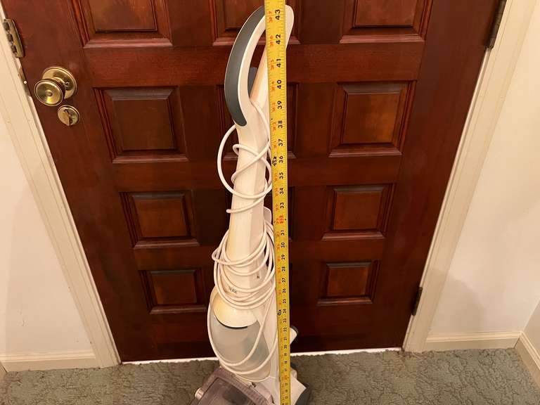 Foyer…Easy Home carpet cleaner, powers up, see pictures for details.