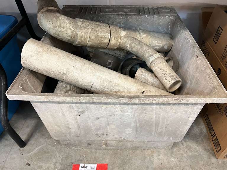 Assorted plumbing fittings, COMES WITH PLASTIC LAUNDRY/SHOP SINK. See pictures for details.