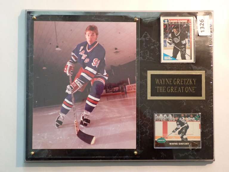 FACTORY SEALED, WAYNE GRETZKY PHOTO PLAQUE W/ SPORTS CARDS