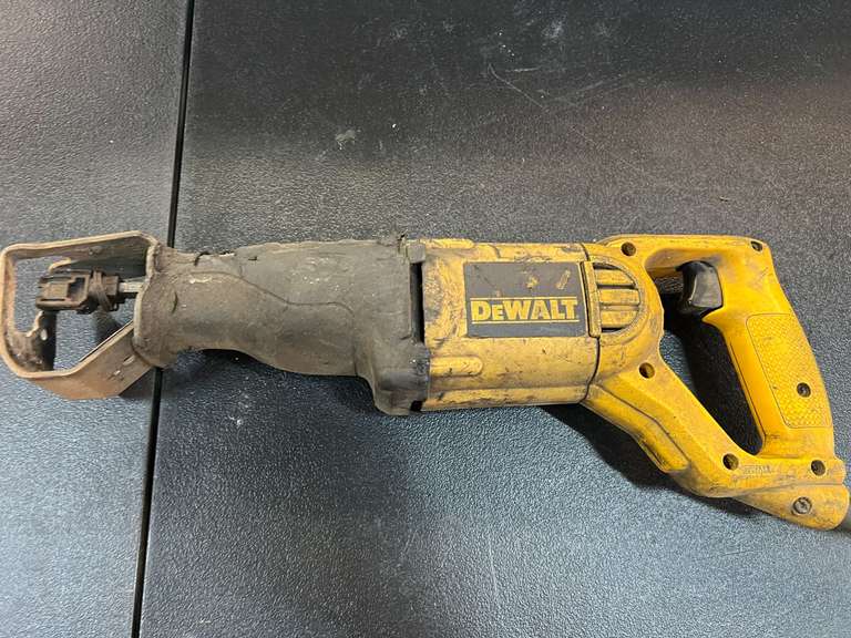 DeWalt VS reciprocating saw, powers up, see pictures for details.