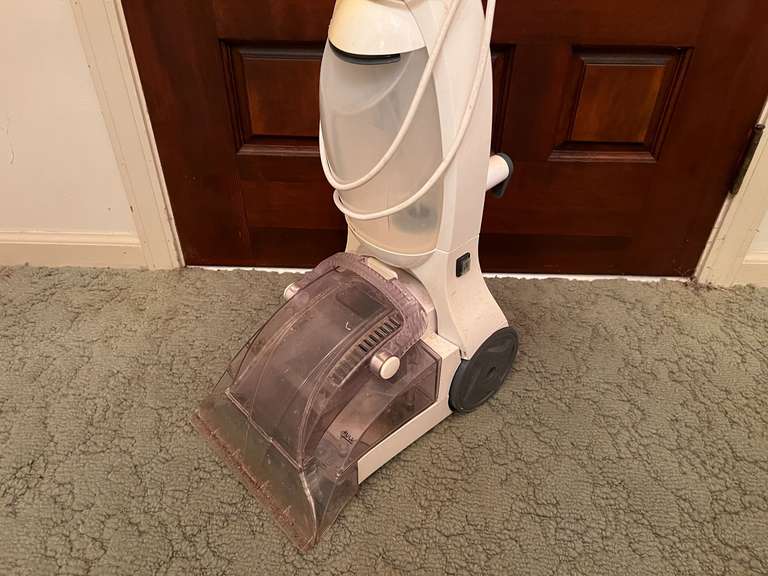 Foyer…Easy Home carpet cleaner, powers up, see pictures for details.